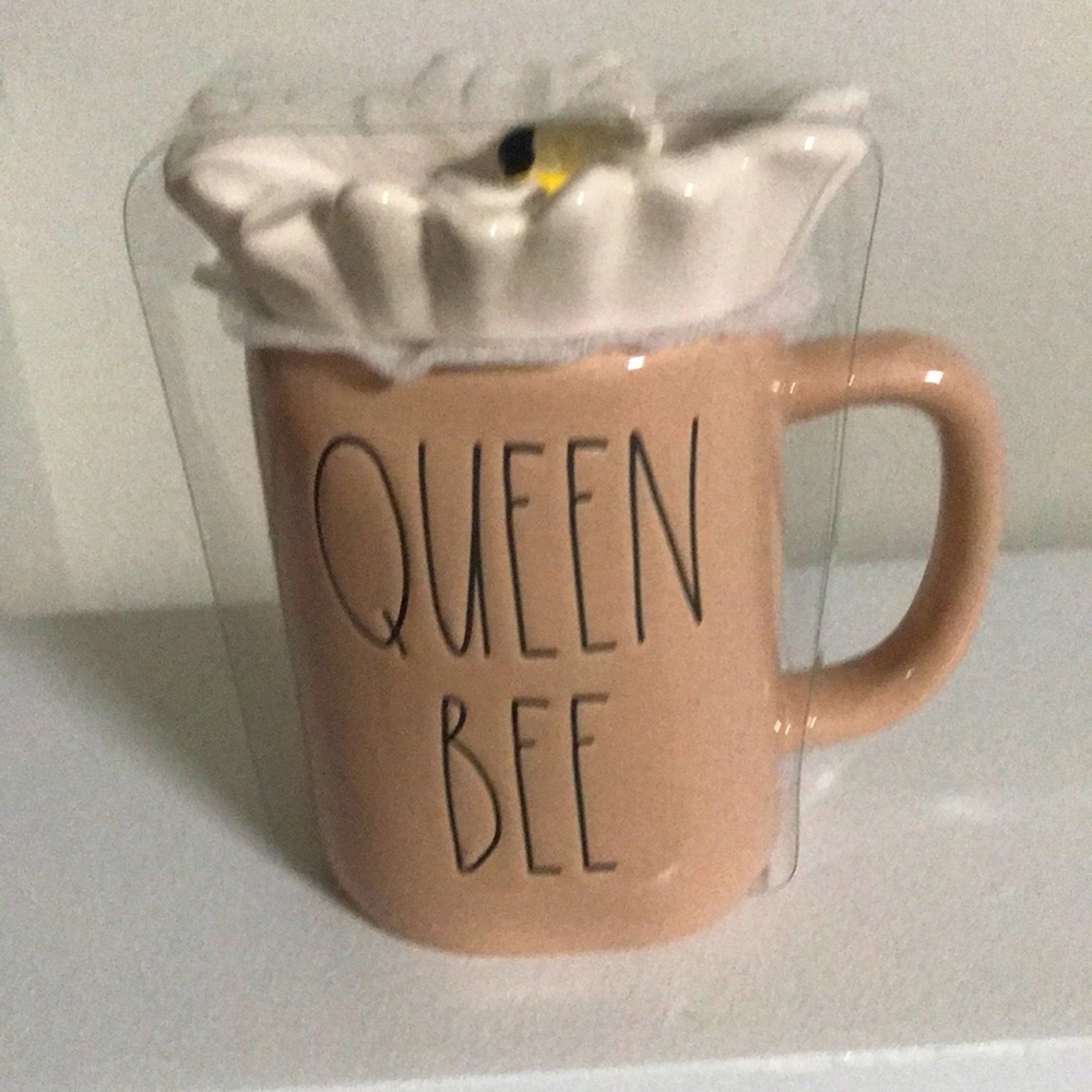 RAE DUNN Queen Bee Mug with Daisy Flower Lid Bee 🐝 NEW